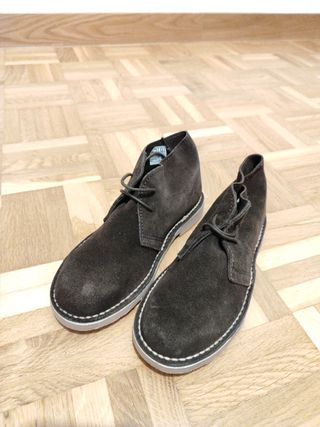 Zapatos de piel marrón oscuro.