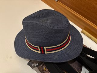 Sombrero azul con cinta