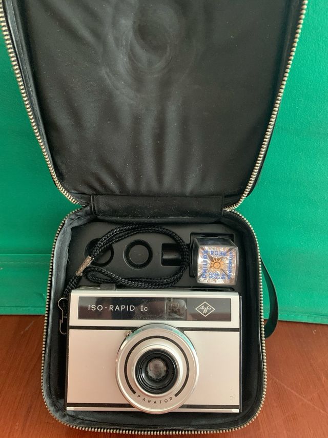 Câmara Agfa ISO-RAPID IC com flash e estojo