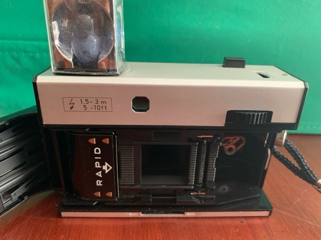 Câmara Agfa ISO-RAPID IC com flash e estojo