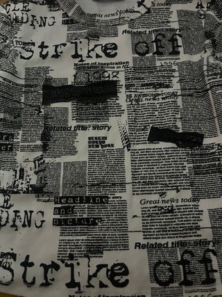 Camiseta manga larga estampado periódico 