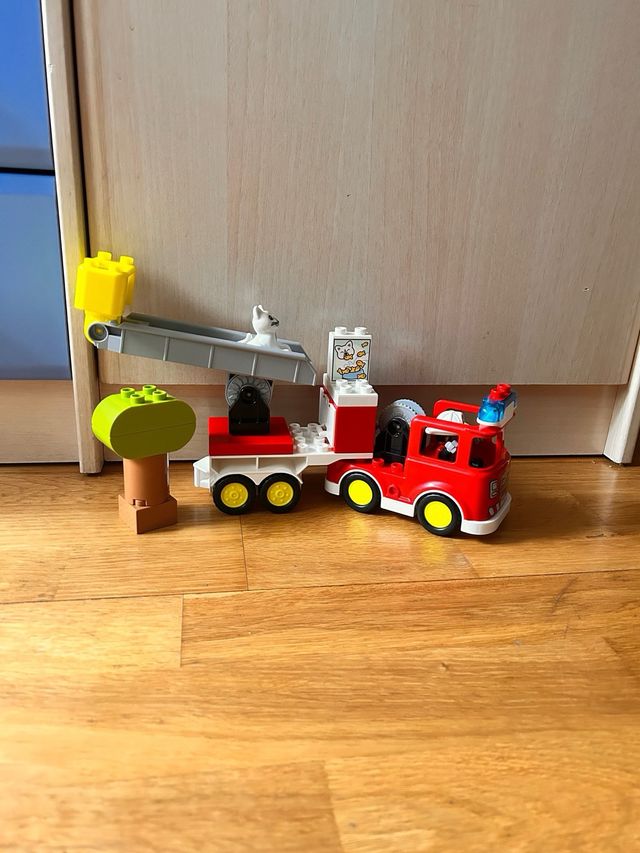 Camión de bomberos Lego Duplo con accesorios