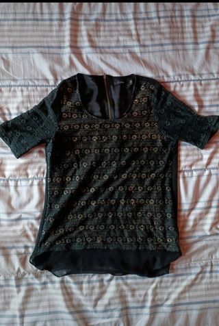 Camiseta negra con estampado dorado