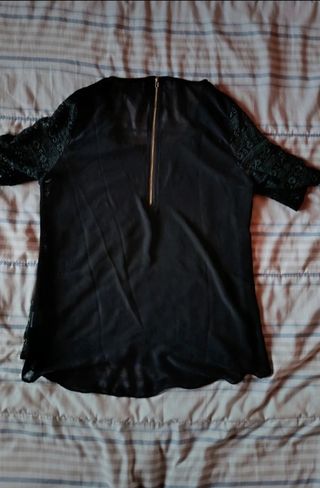 Camiseta negra con estampado dorado