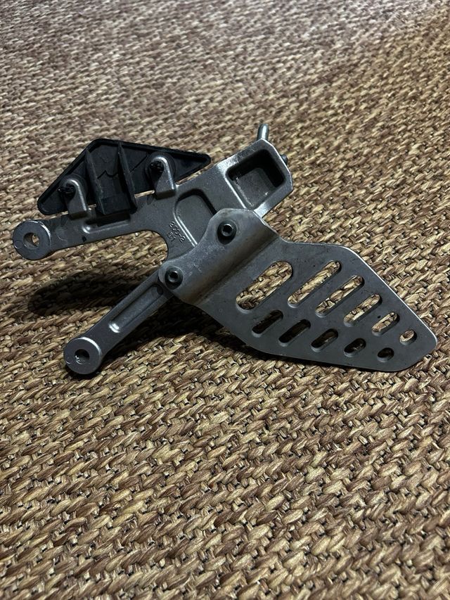 Estribera Izquierda R6