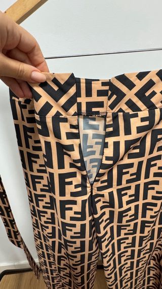 Conjunto elegante de diseño exclusivo con plumas