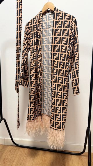 Conjunto elegante de diseño exclusivo con plumas