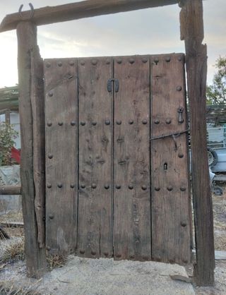 Puerta antigua de madera rústica