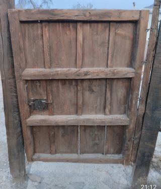 Puerta antigua de madera rústica