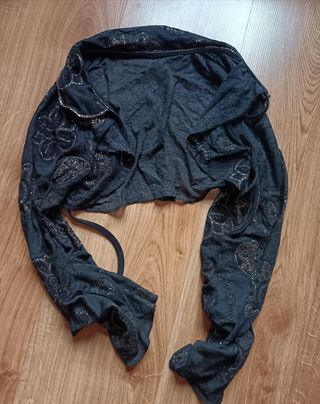 Torera negra con detalles dorados