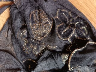 Torera negra con detalles dorados