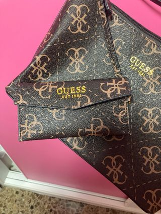 Bolso Guess Monogram Marrón y Beige