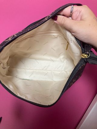 Bolso Guess Monogram Marrón y Beige