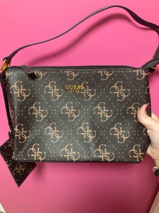 Bolso Guess Monogram Marrón y Beige