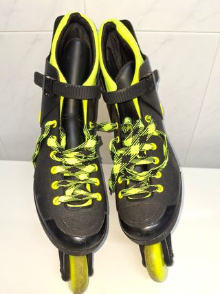Patines en línea negros y amarillos