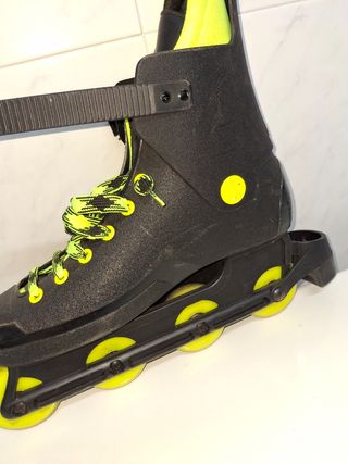 Patines en línea negros y amarillos