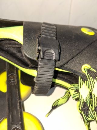 Patines en línea negros y amarillos