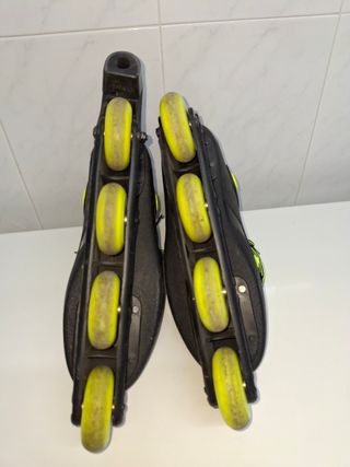 Patines en línea negros y amarillos