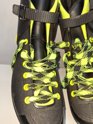 Patines en línea negros y amarillos