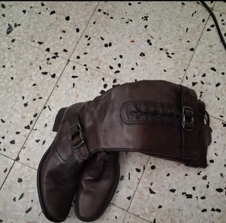 Botas altas de cuero marrones en buen estado