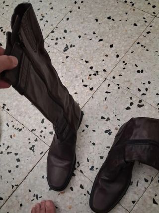Botas altas de cuero marrones en buen estado