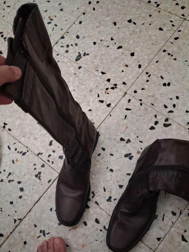 Botas altas de cuero marrones en buen estado