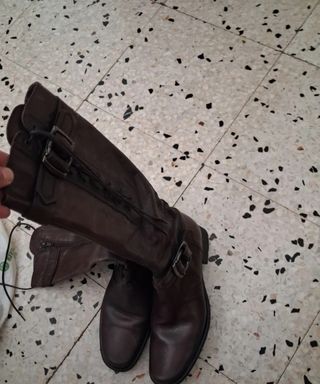 Botas altas de cuero marrones en buen estado