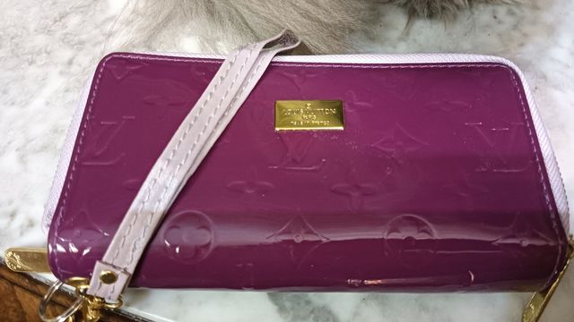 Cartera tipo Louis Vuitton Morada Charol