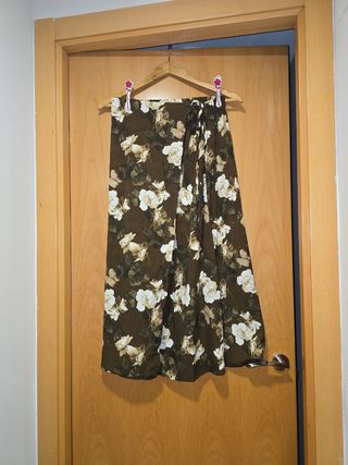Falda midi floral marrón