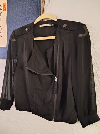 Chaqueta Stradivarius negra mangas transparentes