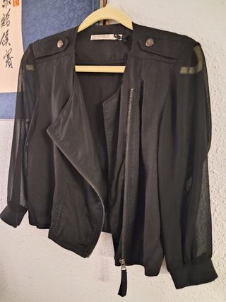Chaqueta Stradivarius negra mangas transparentes