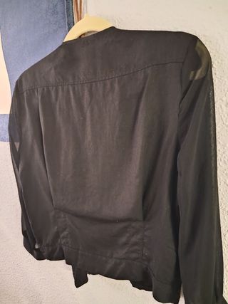 Chaqueta Stradivarius negra mangas transparentes