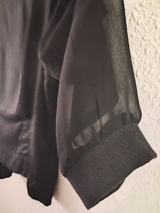 Chaqueta Stradivarius negra mangas transparentes