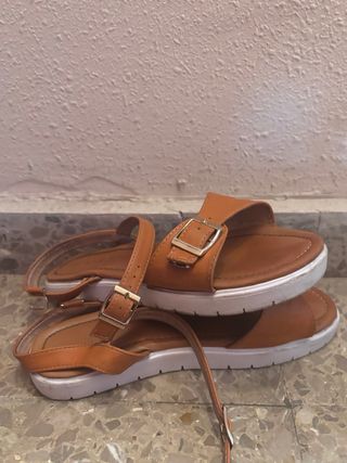 Sandalias marrones con hebilla