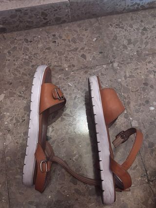 Sandalias marrones con hebilla