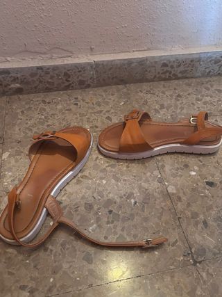 Sandalias marrones con hebilla