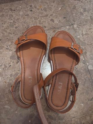 Sandalias marrones con hebilla