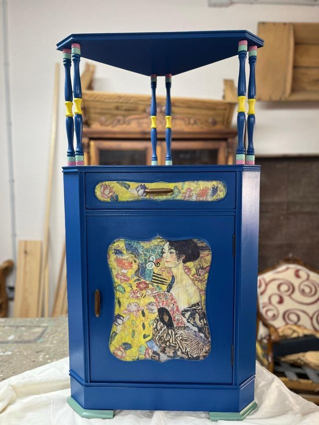 Estantería rinconera decorada