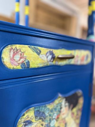 Estantería rinconera decorada