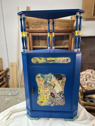 Estantería rinconera decorada