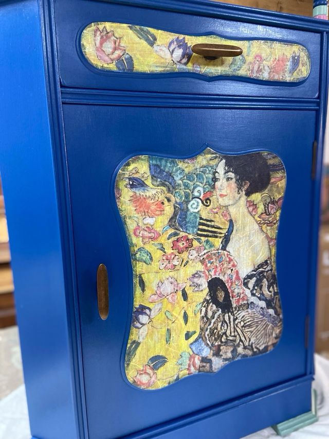 Estantería rinconera decorada