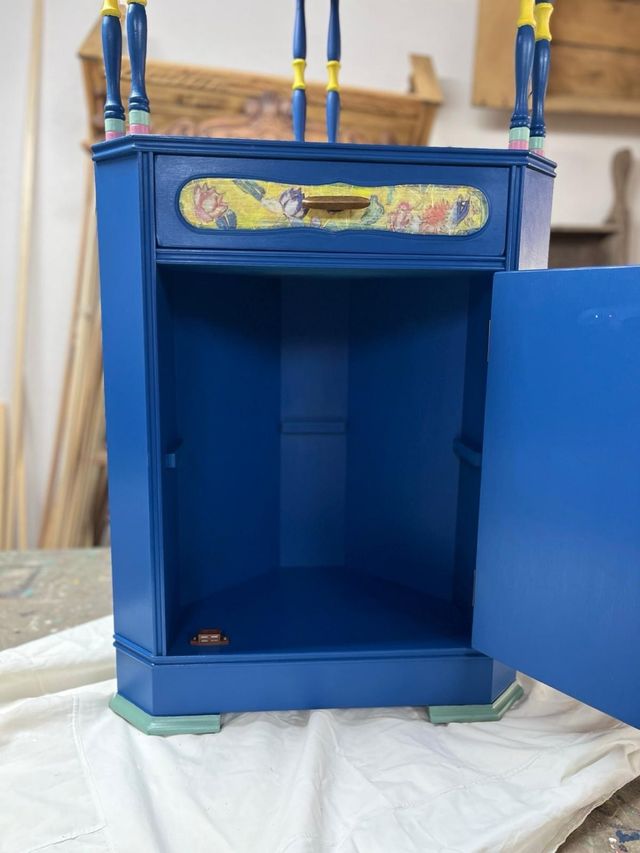 Estantería rinconera decorada