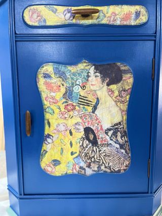 Estantería rinconera decorada