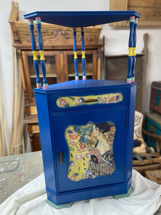 Estantería rinconera decorada