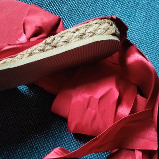 Sandalias de tiras rojas