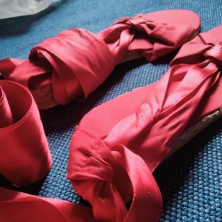 Sandalias de tiras rojas