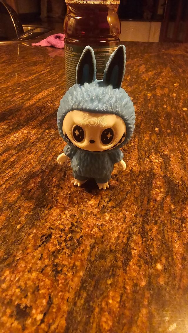 Labubu figura azul impresa en 3d