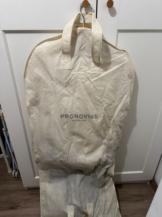 Vestido fiesta Pronovias gasa azul con chal