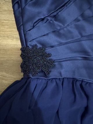 Vestido fiesta Pronovias gasa azul con chal