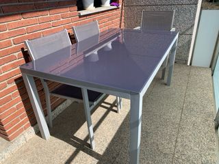 Mesa y 4 sillas de jardín